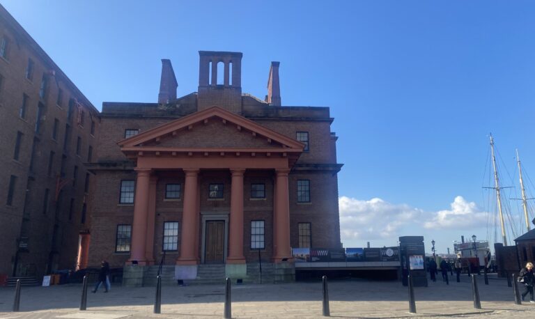 A building with pillars